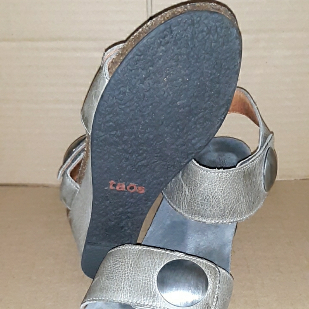 Sandals - Picture 3 of 8